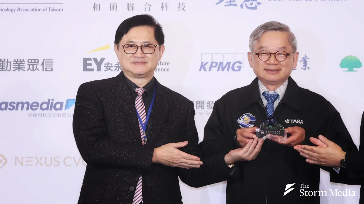 Pegatron Chairman Tong Zi-xian (left) and National Science and Technology Council Minister Wu Cheng-wen (right) attend the Taiwan Jade Mountain Technology Association's 2025 year-end dinner on January 4. (Photo by Ko Cheng-hui)