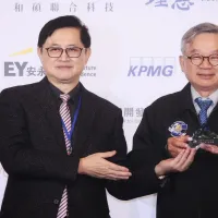 Pegatron Chairman Tong Zi-xian (left) and National Science and Technology Council Minister Wu Cheng-wen (right) attend the Taiwan Jade Mountain Technology Association's 2025 year-end dinner on January 4. (Photo by Ko Cheng-hui) Pegatron Chairman Tong Zi-xian (left) and National Science and Technology Council Minister Wu Cheng-wen (right) attend the Taiwan Jade Mountain Technology Association's 2025 year-end dinner on January 4. (Photo by Ko Cheng-hui)
