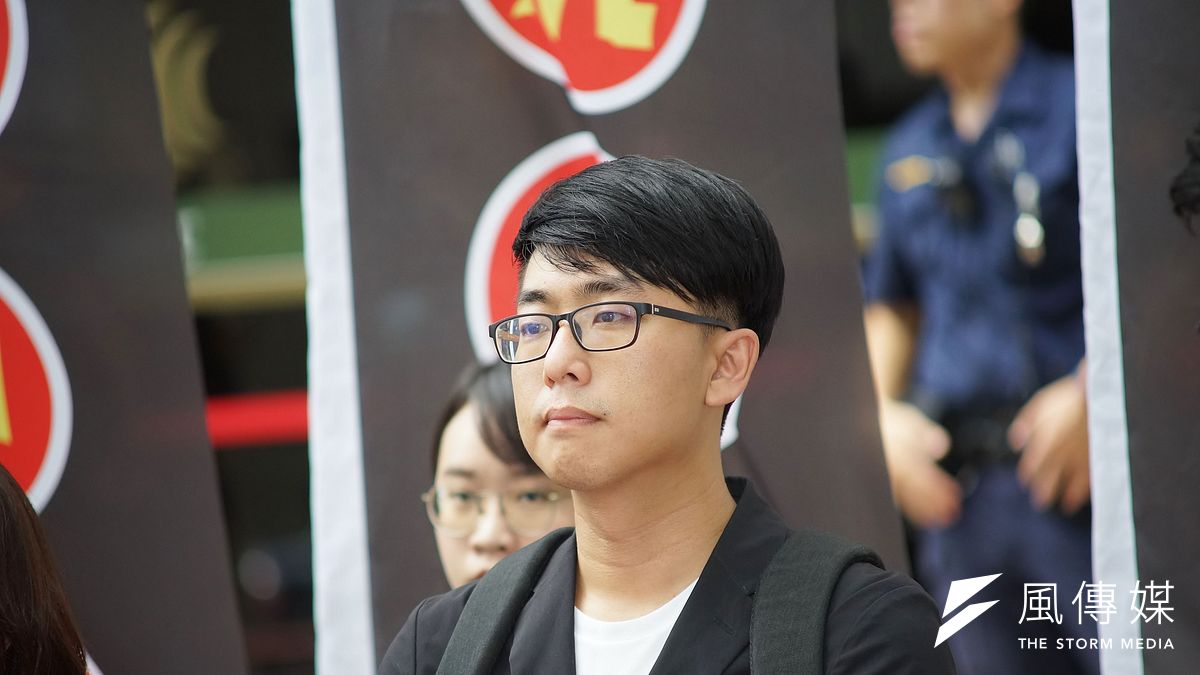 隨著大選時間接近,針對「綠社盟」的組成與否,綠黨新竹市議員劉崇顯29日表示,目前為止還沒有深談。(盧逸峰攝) 隨著大選時間接近,針對「綠社盟」的組成與否,綠黨新竹市議員劉崇顯29日表示,目前為止還沒有深談。(盧逸峰攝)