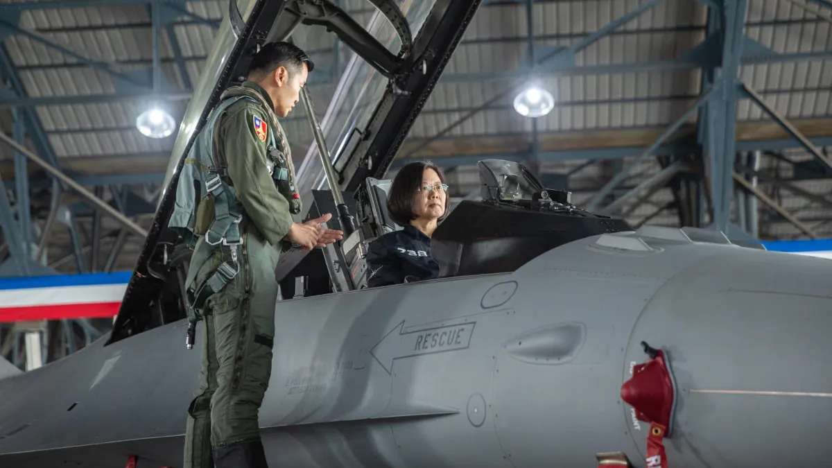 總統蔡英文赴嘉義空軍第四戰術戰鬥機聯隊,慰勉空軍第四聯隊之空、技勤人員。(取自蔡英文臉書)