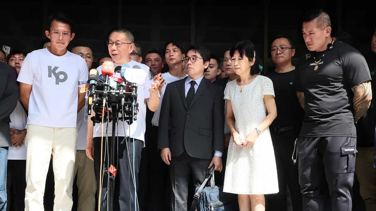 民衆党前主席の柯文哲氏(左から2人目)は、8日の保釈後に談話を行い、集まった支持者に挨拶した。(写真/柯承惠撮影) 民衆党前主席の柯文哲氏(左から2人目)は、8日の保釈後に談話を行い、集まった支持者に挨拶した。(写真/柯承惠撮影)