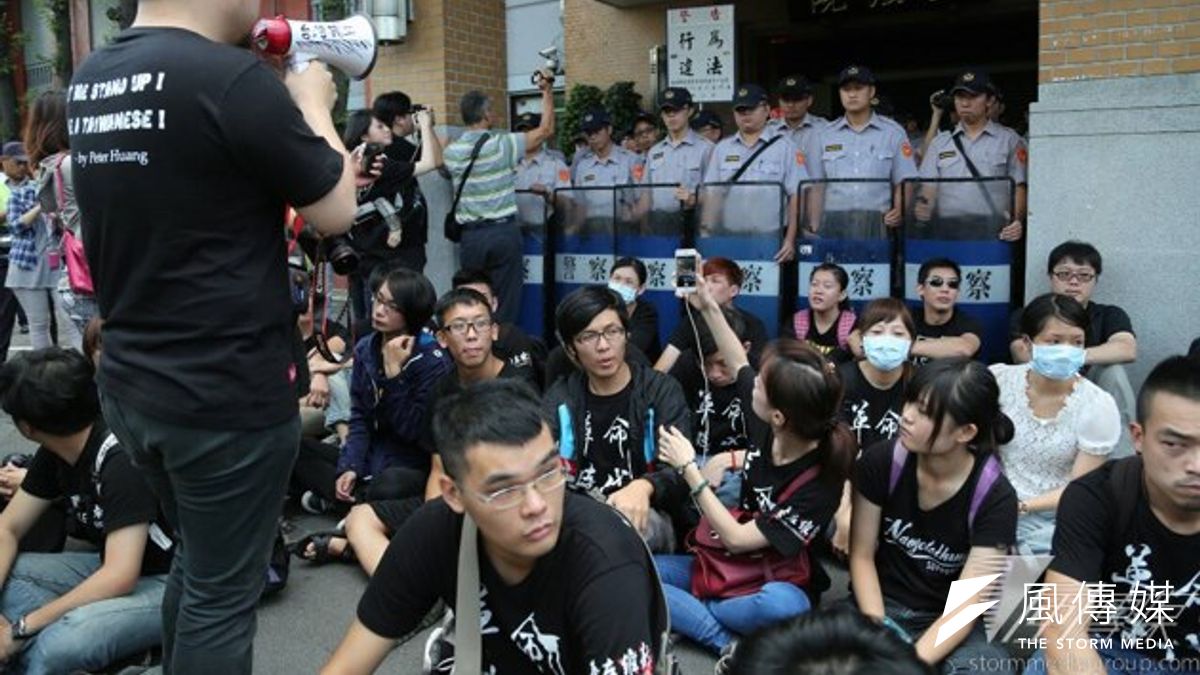 學運重回立法院,台左維新衝進立法院大門,抗議經濟委員會審自經區條例。(余志偉攝) 學運重回立法院,台左維新衝進立法院大門,抗議經濟委員會審自經區條例。(余志偉攝)