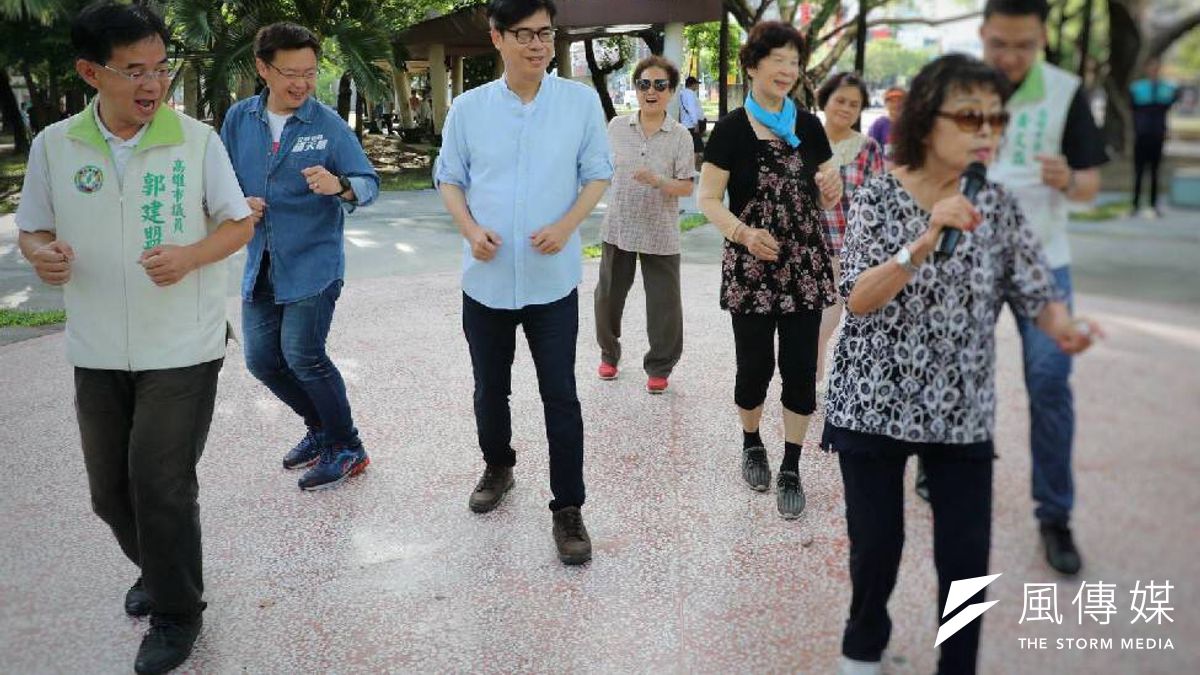 民進黨高雄市長候選人陳其邁清晨六點半抵達中央公園,除與市民互道早安,也和市民一起跳恰恰,獲得在場民眾肯定,表示「市長跳得很好。」陳其邁說,過去在行政院工作忙碌。(圖/徐炳文攝) 民進黨高雄市長候選人陳其邁清晨六點半抵達中央公園,除與市民互道早安,也和市民一起跳恰恰,獲得在場民眾肯定,表示「市長跳得很好。」陳其邁說,過去在行政院工作忙碌。(圖/徐炳文攝)