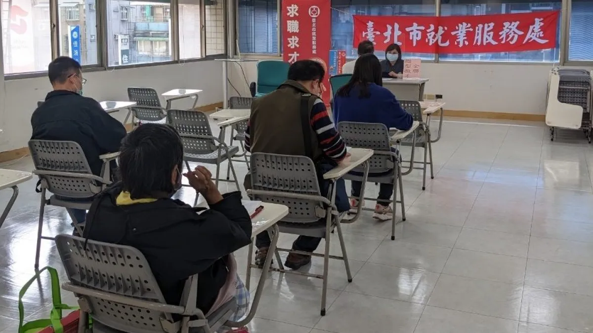 北市勞動局就業服務處2月1日及2月2日,共邀集14家知名企業於各就服站舉辦現場徵才活動,提供達566個工作機會。(圖/臺北市政府勞動局提供)