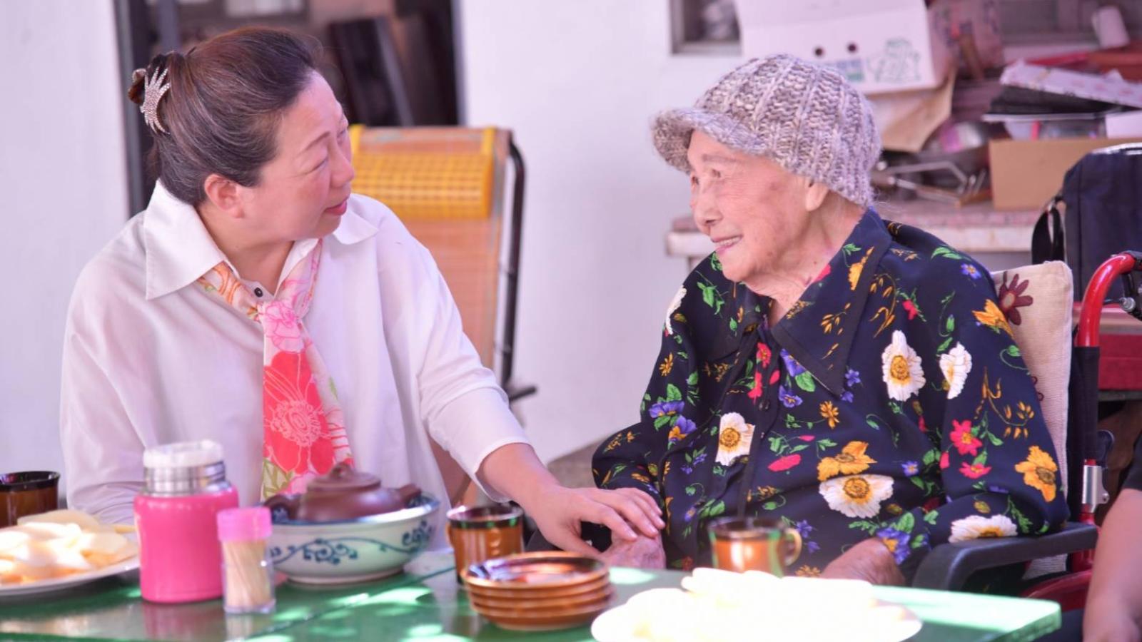 花蓮重陽禮金調升上路!徐榛蔚親贈百歲人瑞萬元,全縣122人同慶