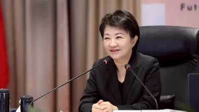 母親節將至,台中市長盧秀燕5日主持市政會議時溫馨呼籲市民家人,多陪伴媽媽,同時向媽媽說聲我愛你。(圖/台中市政府)
