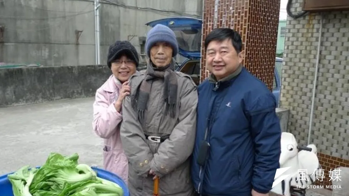 2011年1月30日陳正毅帶著詩人周夢蝶至社子島採長年菜過年,沒想到,三年後兩人先後離世,令人不勝唏噓。(取自陳正毅臉書)