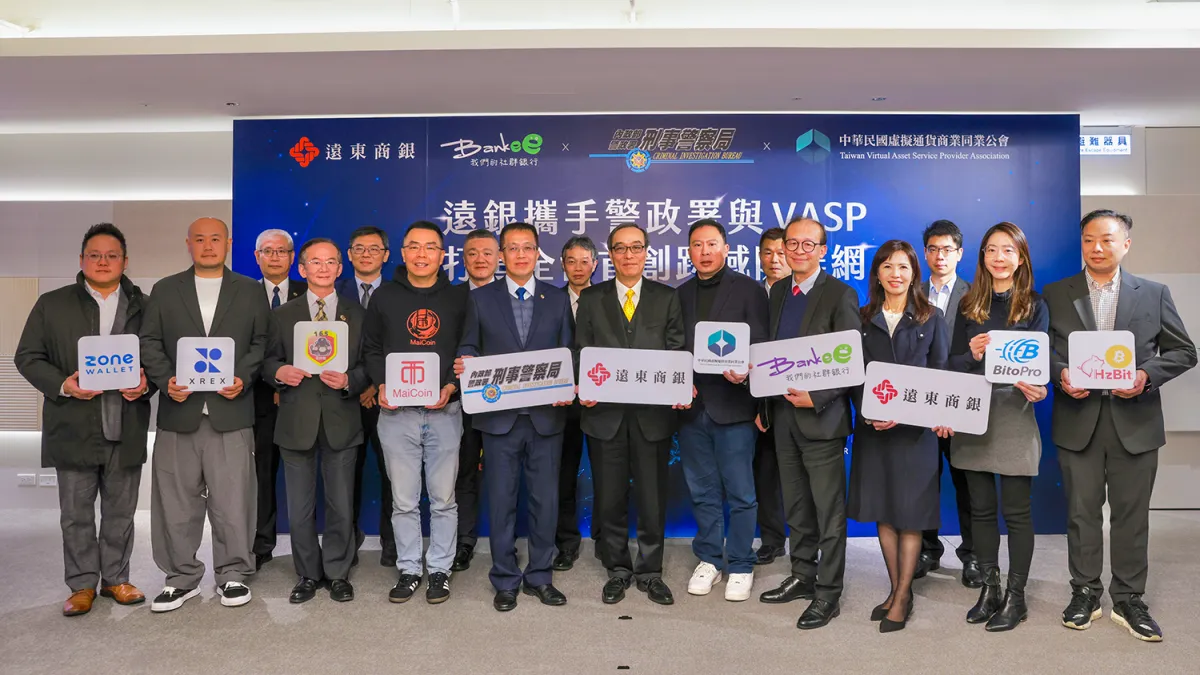 ZoneWallet 執行長王仕杰(前左起)、XREX資深副總洪民豐、刑警局詐防中心主任張文源、Maicoin集團執行長劉世偉、刑警局副局長陳世煌、遠銀總經理林建忠、虛擬通貨公會理事長鄭光泰、遠銀副總戴松志、法遵長葉玉卿、幣託副總陳奕伶、鴻朱數位董事長郭常洵,8日出席「遠銀攜手警政署與VASP打造全台首創跨域防詐網」記者會。(遠銀提供)