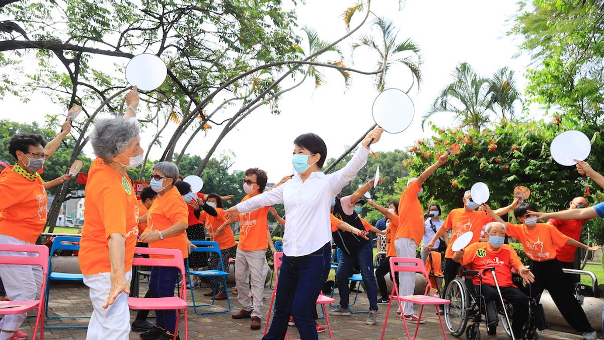 台中市長盧秀燕跟社區長輩一起跳防疫扇子舞,舒鬆筋骨。(圖/台中市政府提供) 台中市長盧秀燕跟社區長輩一起跳防疫扇子舞,舒鬆筋骨。(圖/台中市政府提供)