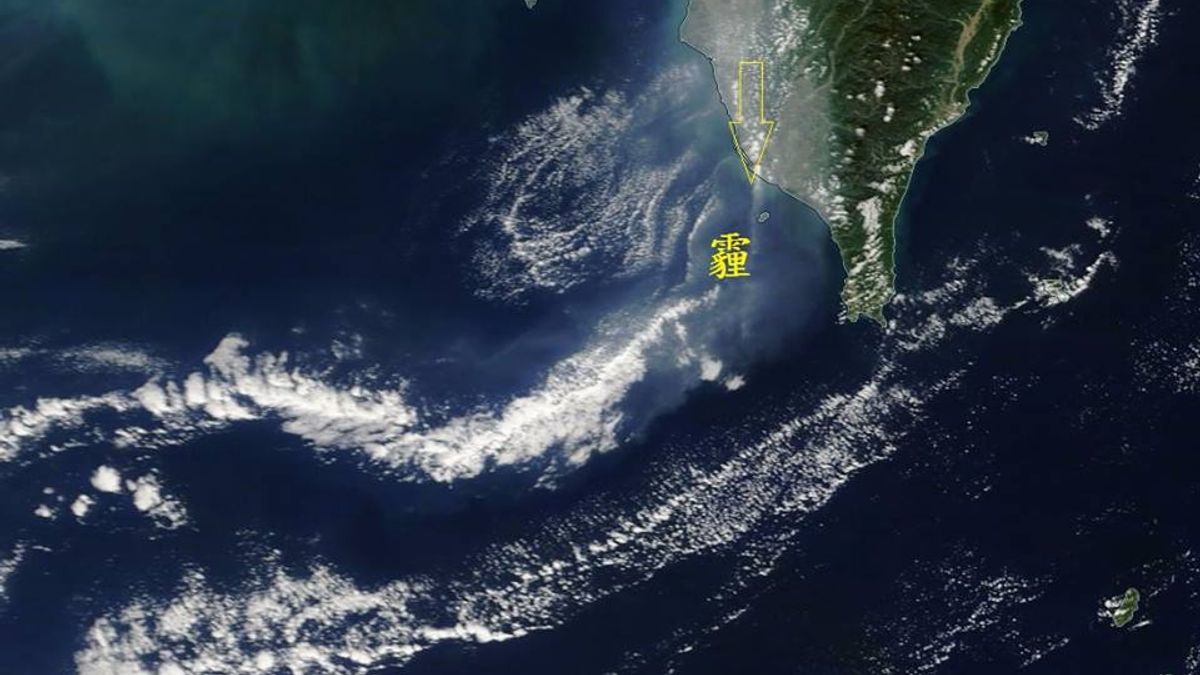 中央氣象局預報中心主任鄭明典在臉書上貼文,指出在有1道煙流從南台灣延伸出去,與周圍乾淨的空氣明顯不同。(取自鄭明典臉書) 中央氣象局預報中心主任鄭明典在臉書上貼文,指出在有1道煙流從南台灣延伸出去,與周圍乾淨的空氣明顯不同。(取自鄭明典臉書)