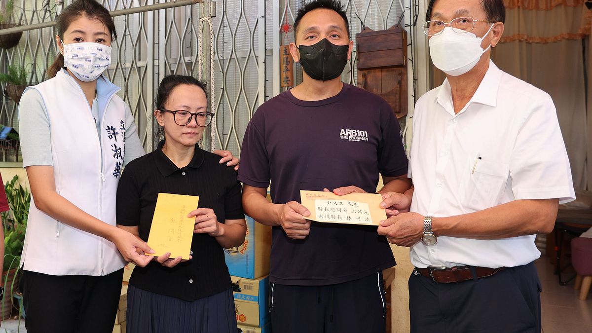 南投縣長民明溱跟立委許淑華前往執行裝甲車保養鑑定勤務發生意外殉職的全若堯家中慰問,並致贈8萬元慰問金。(圖/南投縣政府) 南投縣長民明溱跟立委許淑華前往執行裝甲車保養鑑定勤務發生意外殉職的全若堯家中慰問,並致贈8萬元慰問金。(圖/南投縣政府)