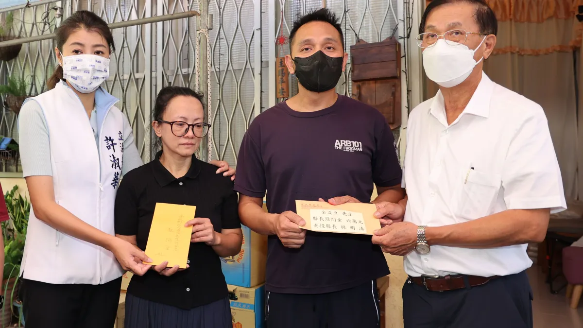 南投縣長民明溱跟立委許淑華前往執行裝甲車保養鑑定勤務發生意外殉職的全若堯家中慰問,並致贈8萬元慰問金。(圖/南投縣政府)