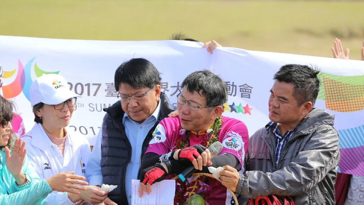 台北市長柯文哲完成「一日雙塔」後,28日在屏東鵝鑾鼻發表二二八感言(台北市政府提供)