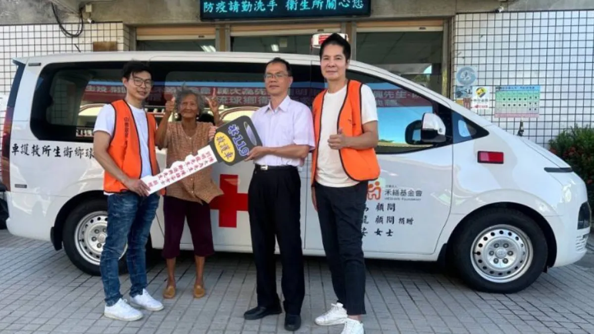 劉明龍(左起)捐贈總價198萬救護車,並與高齡93歲奶奶劉林阿金、小琉球衛生所主任鄭嘉霖、劉明龍之父合影。(圖/小琉球鄉公所)