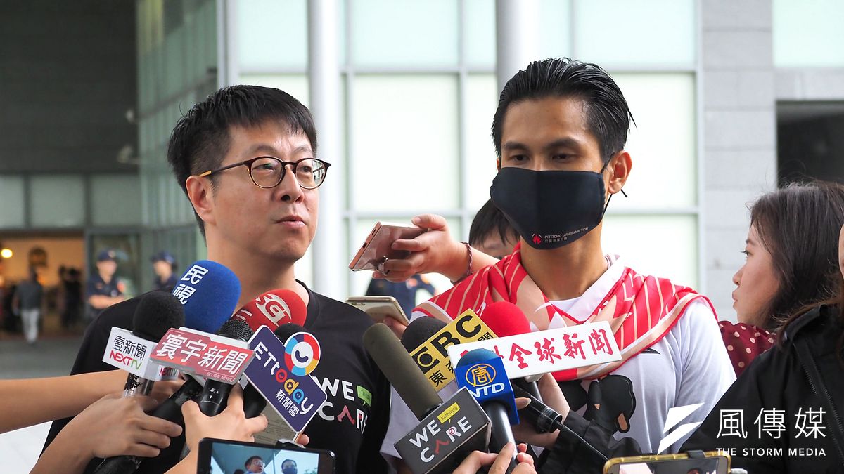 「公民割草行動」及「Wecare高雄」於19日起於「嘖嘖群眾募資平台」展開募資,目前兩者募資合計金額直逼1000萬。圖為「Wecare高雄」發起人尹立(左)。(資料照,林瑞慶攝) 「公民割草行動」及「Wecare高雄」於19日起於「嘖嘖群眾募資平台」展開募資,目前兩者募資合計金額直逼1000萬。圖為「Wecare高雄」發起人尹立(左)。(資料照,林瑞慶攝)