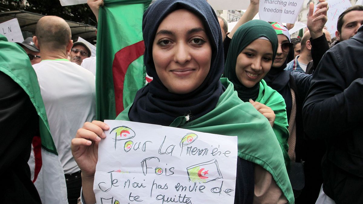 2019年2月至4月,阿爾及利亞爆發反政府示威,要求總統下台。這位女士手上的海報寫著:「有生以來,我第一次不想離開阿爾及利亞」(AP) 2019年2月至4月,阿爾及利亞爆發反政府示威,要求總統下台。這位女士手上的海報寫著:「有生以來,我第一次不想離開阿爾及利亞」(AP)