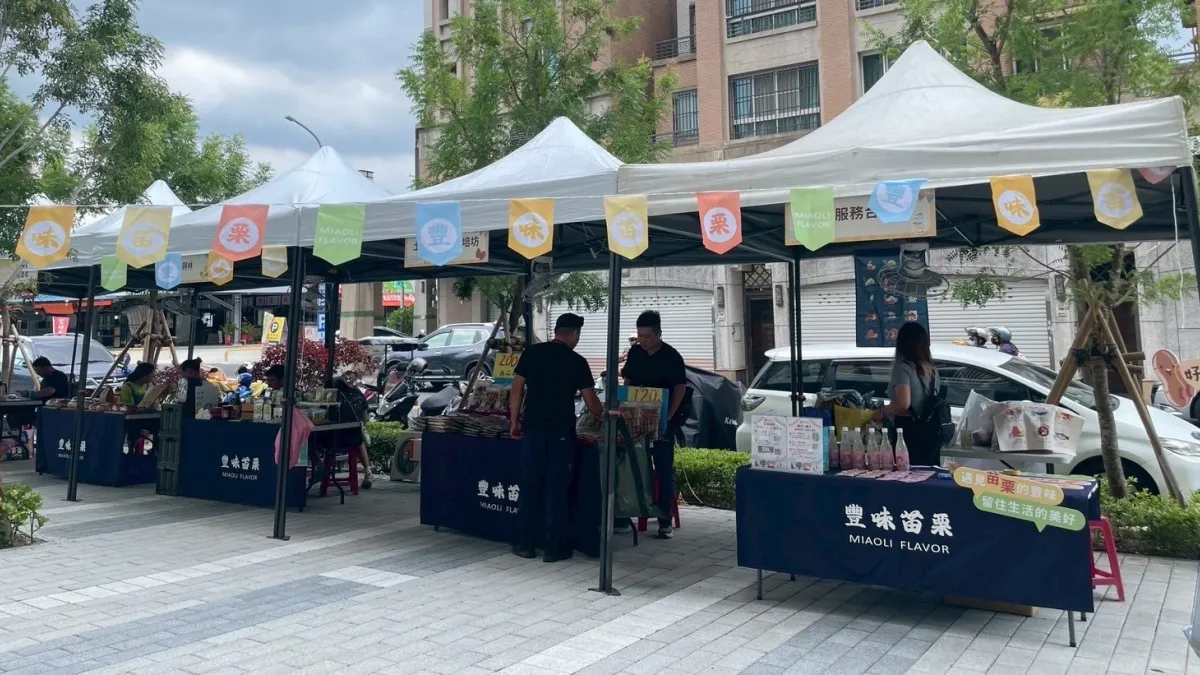 苗栗縣政府在在台中公園社會住宅,舉辦「尋找豐味‧農村音樂市集」,展售當地特色農產。(圖/王秀禾攝)