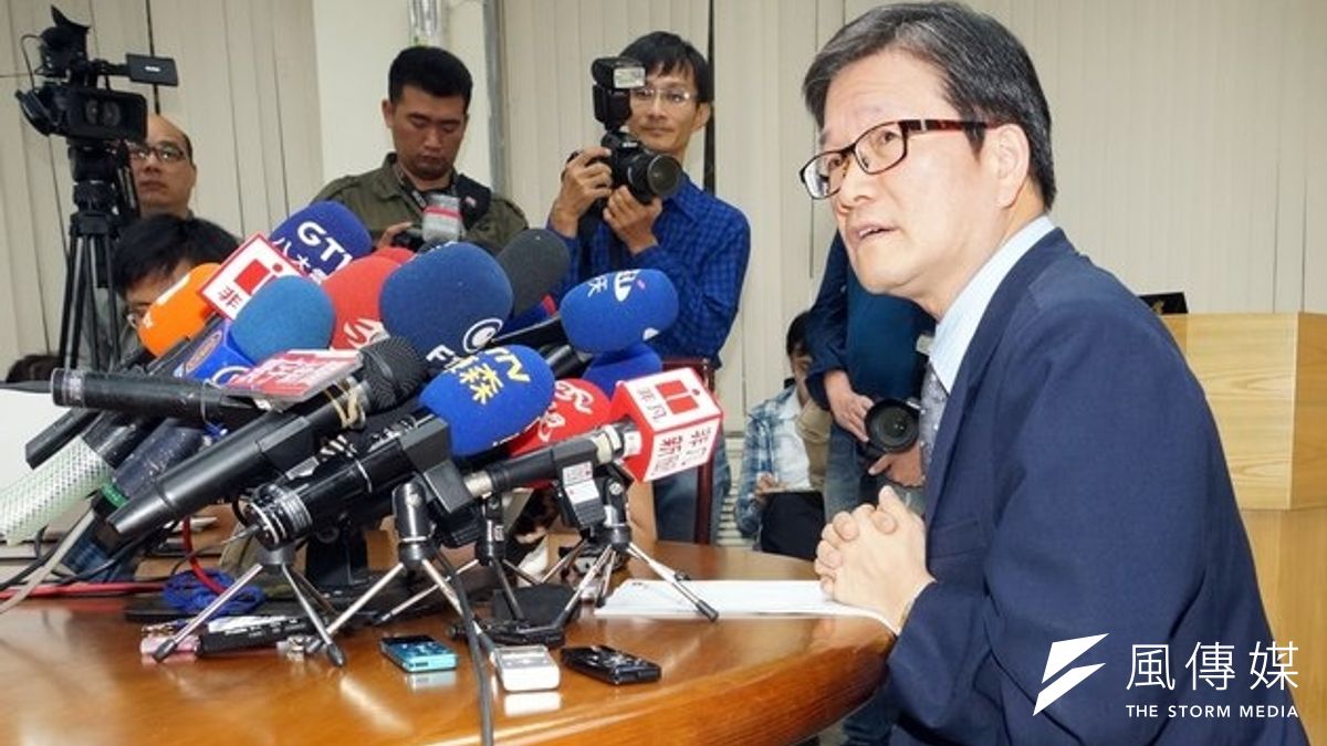 財政部次長吳當傑 28日下午針對頂新老二魏應交辭去101總經理一事舉行記者會。(蘇仲泓攝) 財政部次長吳當傑 28日下午針對頂新老二魏應交辭去101總經理一事舉行記者會。(蘇仲泓攝)