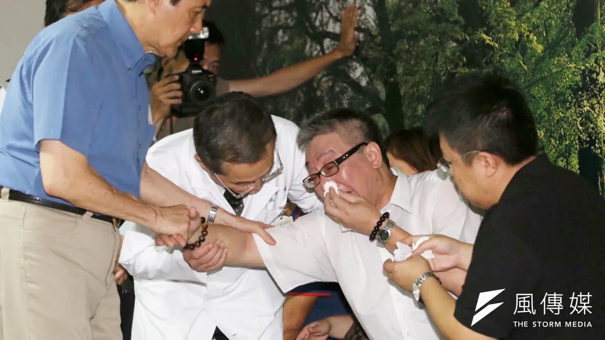 八仙樂園上周末發生爆炸案,目前仍有221人在加護病房。圖為馬英九總統慰問八仙爆炸案家屬。(林韶安攝)