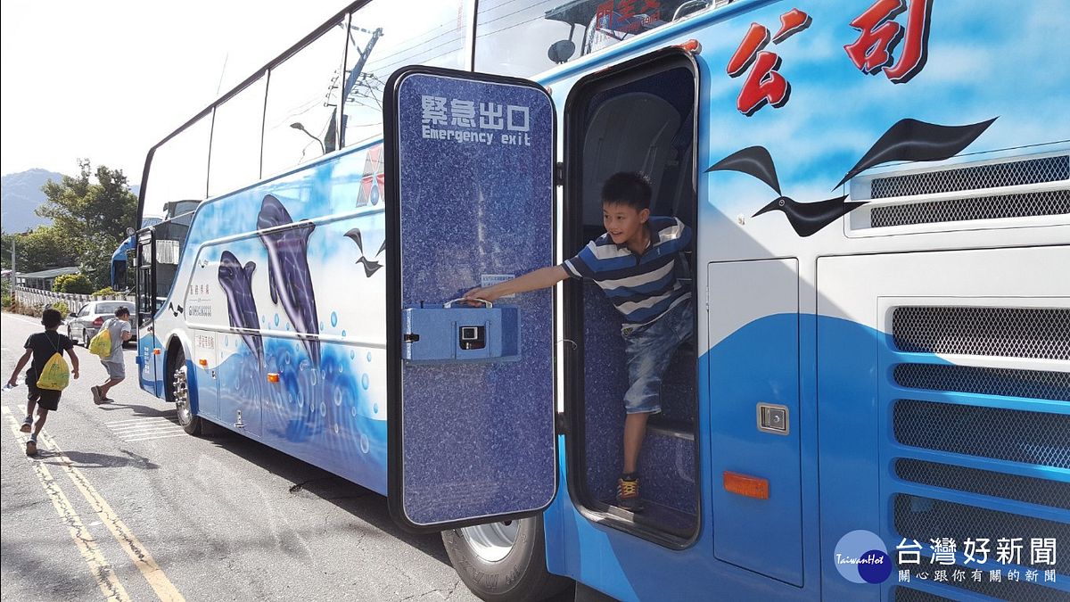 國道客運車禍殷鑑不遠 國小師生上車前齊演練 國道客運車禍殷鑑不遠 國小師生上車前齊演練