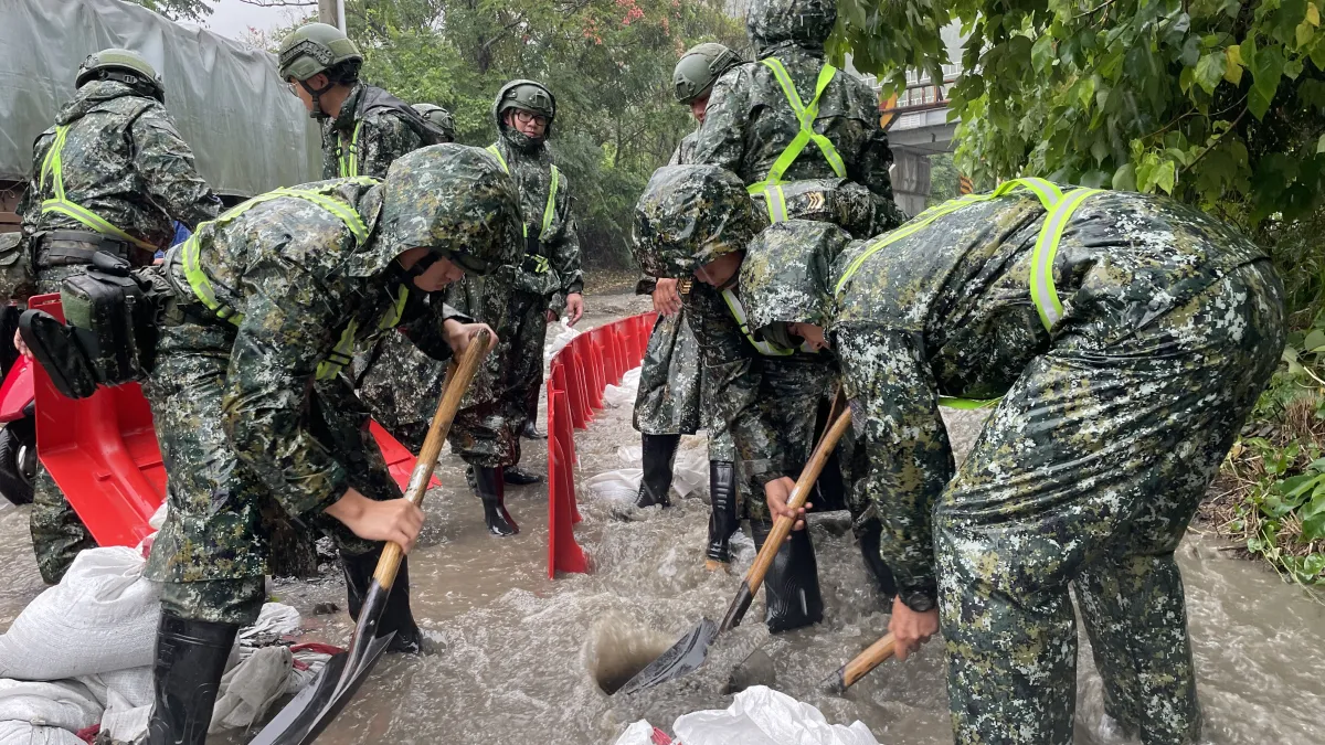 颱風山陀兒襲台,不少地區傳出災情,國防部各作戰區投入災防任務。(第二作戰區提供)
