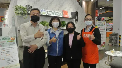 環保署與特力屋合作(環保署管考處處長馬念和<左1>、環管處處長蔡玲儀<左2>、環保署管考處副處長巫月春<左3>與特力屋北區總監張振裕<左4>),透過士林店實體展示區的綠生活情境,盼民眾在逛街購物的同時,能簡單了解綠生活。(圖/環保署提供)