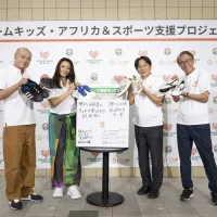 一般社団法人ドリームキッズ・アフリカ協会が渋谷で支援プロジェクトを発表し、原晋監督や著名人が登壇してアフリカの子どもたちへ向けた靴10万足の寄贈を呼びかけた。(写真/ドリームキッズ・アフリカPR事務局提供) 一般社団法人ドリームキッズ・アフリカ協会が渋谷で支援プロジェクトを発表し、原晋監督や著名人が登壇してアフリカの子どもたちへ向けた靴10万足の寄贈を呼びかけた。(写真/ドリームキッズ・アフリカPR事務局提供)