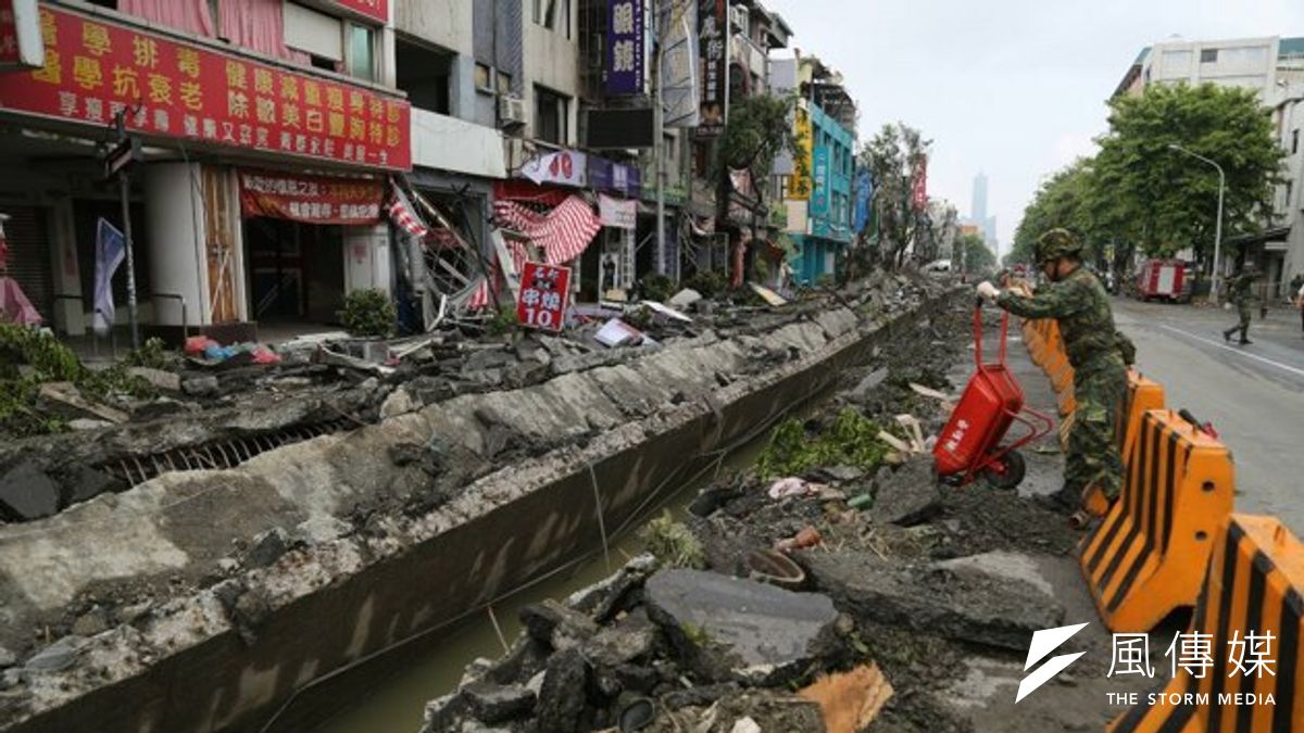 高雄大氣爆,國軍參與搜救。(余志偉攝) 高雄大氣爆,國軍參與搜救。(余志偉攝)