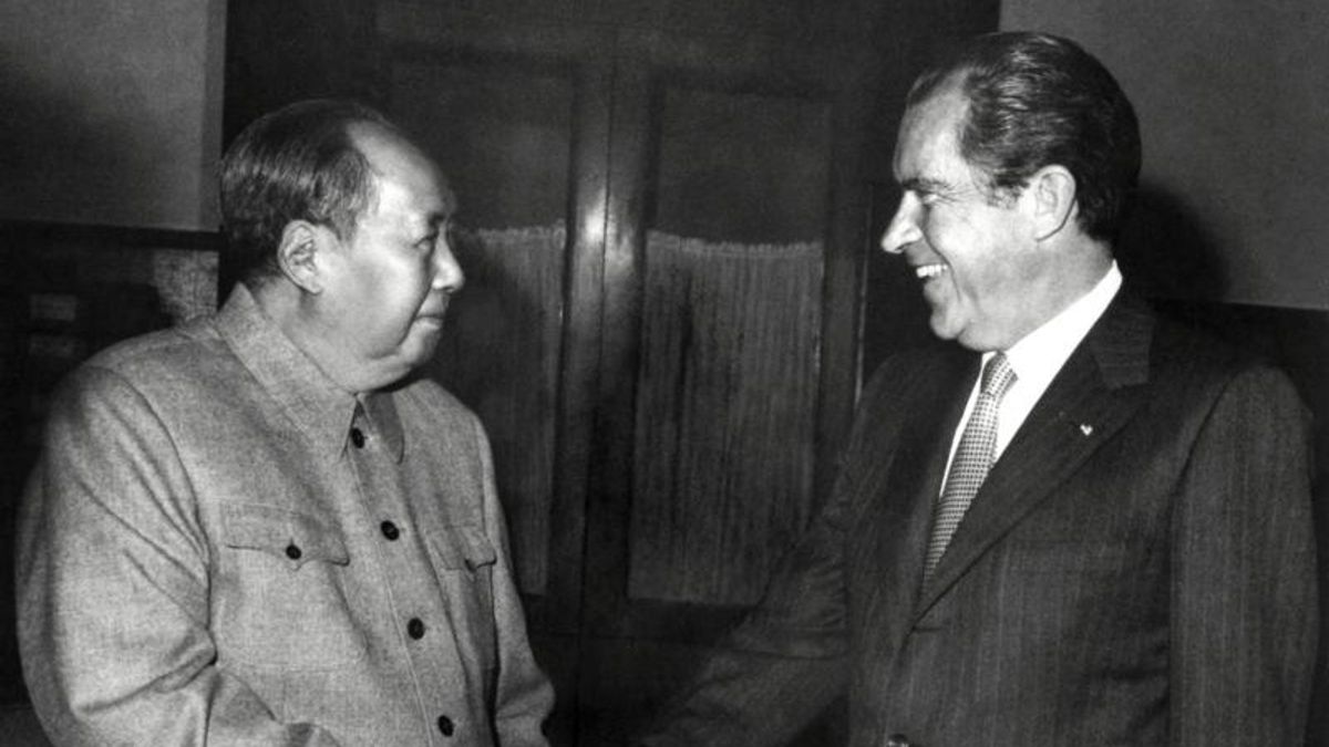 中國歷史學者沈志華從美蘇冷戰的角度,解讀中共50年代武力犯台未成的原因。圖為美國前總統尼克森(右)1972年首次訪華並與毛澤東會面,轟動全球。 中國歷史學者沈志華從美蘇冷戰的角度,解讀中共50年代武力犯台未成的原因。圖為美國前總統尼克森(右)1972年首次訪華並與毛澤東會面,轟動全球。