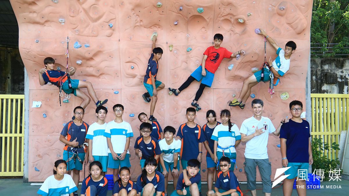 高市圖有感連月來許多人的生活受疫情影響,正值復甦回歸正常步調之際,推薦好書《成為更強大的自己》,並找來高雄壽山國中攀岩隊演譯作者挑戰艱難圓夢的精神。(圖/徐炳文攝) 高市圖有感連月來許多人的生活受疫情影響,正值復甦回歸正常步調之際,推薦好書《成為更強大的自己》,並找來高雄壽山國中攀岩隊演譯作者挑戰艱難圓夢的精神。(圖/徐炳文攝)