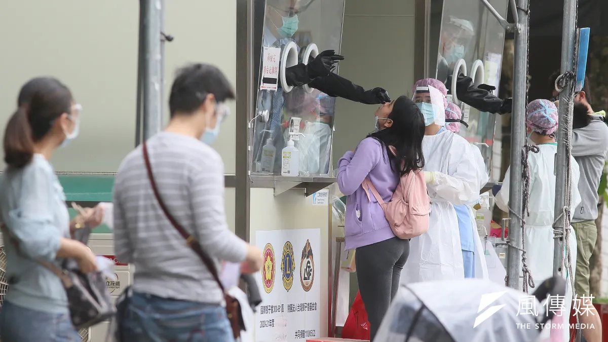 民眾在篩檢站進行快篩,立委名嘴既不必排隊還有到家服務。(柯承惠攝)