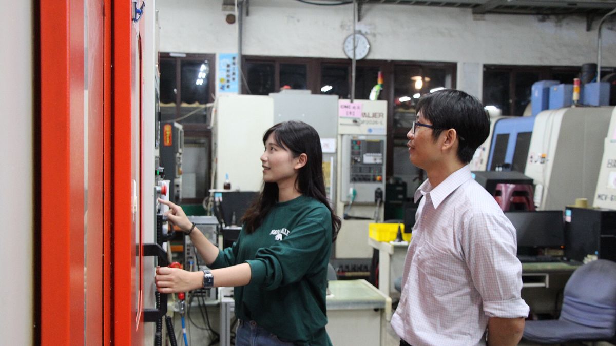 勞動部高屏澎東分署開設的「電腦輔助創意設計與製造班」,讓從未接觸機械相關產業的蔡宜曄就業選擇更寬廣。(圖/勞動部高屏澎東分署提供) 勞動部高屏澎東分署開設的「電腦輔助創意設計與製造班」,讓從未接觸機械相關產業的蔡宜曄就業選擇更寬廣。(圖/勞動部高屏澎東分署提供)