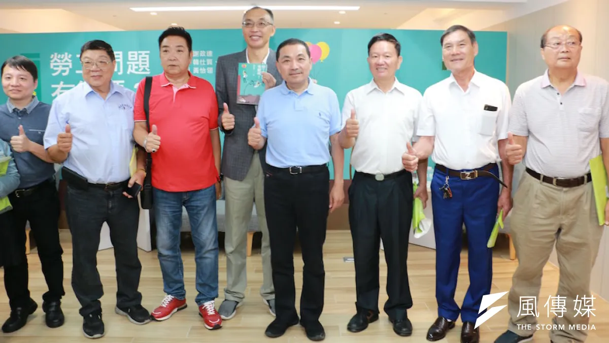 侯友宜(右四)受邀出席競選辦公室主任、前新北市勞工局長謝政達(左四)新書發表會並發表三項勞動政見。(圖/李梅瑛攝)