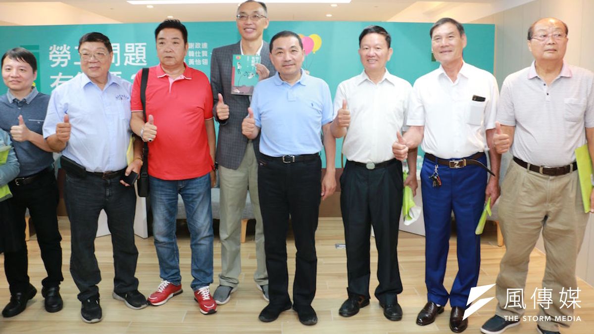 侯友宜(右四)受邀出席競選辦公室主任、前新北市勞工局長謝政達(左四)新書發表會並發表三項勞動政見。(圖/李梅瑛攝) 侯友宜(右四)受邀出席競選辦公室主任、前新北市勞工局長謝政達(左四)新書發表會並發表三項勞動政見。(圖/李梅瑛攝)