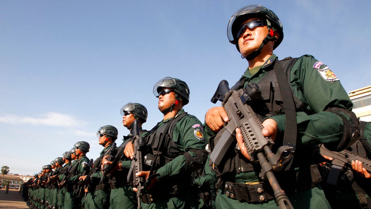 2018年7月25日,柬埔寨首都金邊投票所駐紮的鎮暴警察。(AP) 2018年7月25日,柬埔寨首都金邊投票所駐紮的鎮暴警察。(AP)