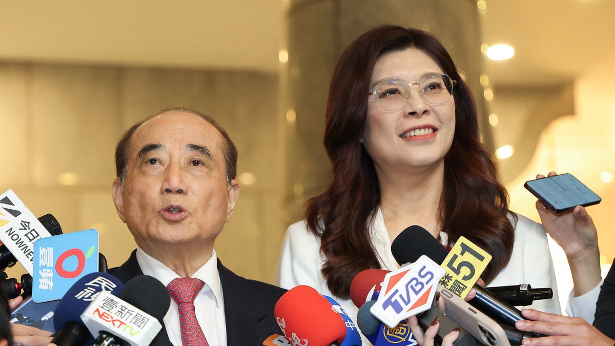 從狂熱台獨到北京座上賓:鄭麗文的身份流轉,與國民黨在戰爭邊緣的「和平豪賭」