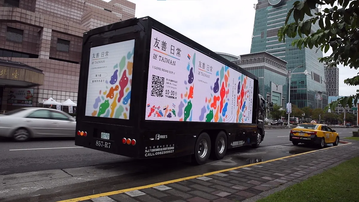 第19屆同志大遊行雖受疫情影響有部分活動改為線上進行,但台北街頭仍有實體燈箱車播送文宣。(台灣彩虹公民行動聯盟提供)