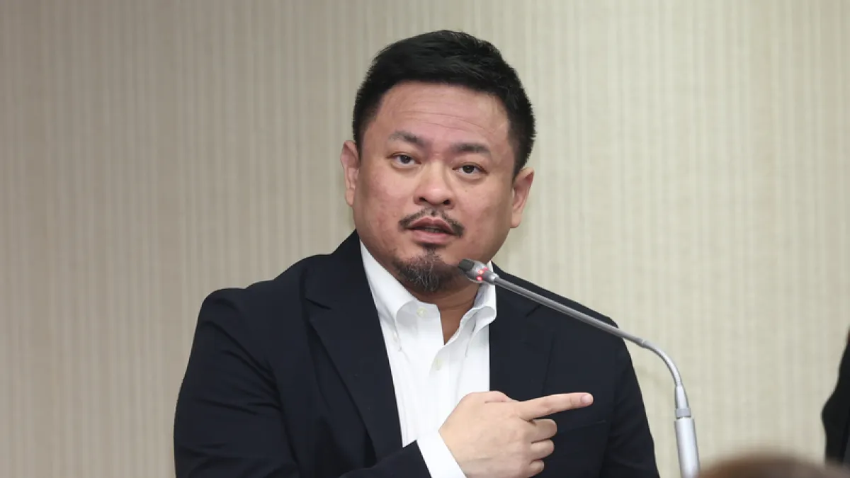 勞動部長洪申翰整裝待發,9月21日前赴南京參加APEC人力資源發展部長級會議。(中央社)