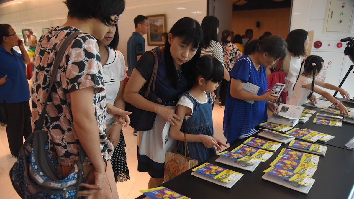 南投縣府結合企業團體推動全縣學生閱讀認證活動,養成閱讀書籍習慣。(圖/南投縣政府提供) 南投縣府結合企業團體推動全縣學生閱讀認證活動,養成閱讀書籍習慣。(圖/南投縣政府提供)