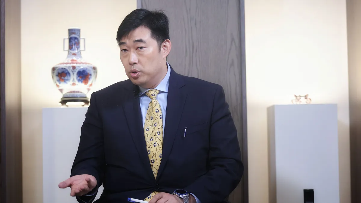 留美律師葉慶元在風傳媒節目《下班國際線》中分享對美國簽證政策的觀察與見解。(柯承惠攝) 留美律師葉慶元在風傳媒節目《下班國際線》中分享對美國簽證政策的觀察與見解。(柯承惠攝)