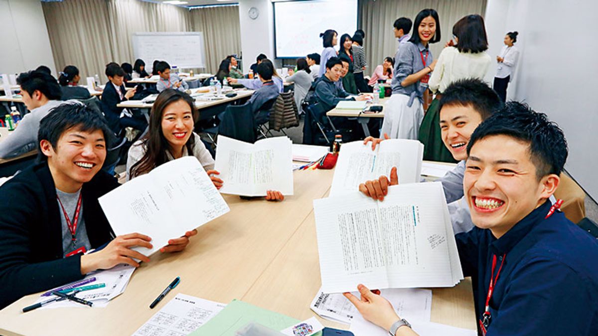 優衣庫員工不分國籍,大約1 萬人擁有這本翻譯成8 國語言的《經營者養成筆記》,是每個儲備幹部必須反覆熟習、實踐的重要一課。(攝影楊文財) 優衣庫員工不分國籍,大約1 萬人擁有這本翻譯成8 國語言的《經營者養成筆記》,是每個儲備幹部必須反覆熟習、實踐的重要一課。(攝影楊文財)