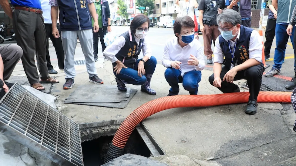 颱風來襲加強防汛,避免發生淹水災情,台中市長盧秀燕視察側溝清淤,並感謝台中幕後英雄。(圖/台中市政府提供)