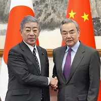 外務大臣・岩屋毅氏(左)と中国外相・王毅氏(右)は7月10日、マレーシアで行われたASEAN外相会議の期間中に二国間会談を実施。(写真/AP通信) 外務大臣・岩屋毅氏(左)と中国外相・王毅氏(右)は7月10日、マレーシアで行われたASEAN外相会議の期間中に二国間会談を実施。(写真/AP通信)