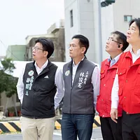 台風の被害を受け、林俊憲氏(左から2番目)ら民進党の立法委員が、頼清徳総統(右端)と共に南部で被災地を視察した。(写真/林俊憲氏のFacebook) 台風の被害を受け、林俊憲氏(左から2番目)ら民進党の立法委員が、頼清徳総統(右端)と共に南部で被災地を視察した。(写真/林俊憲氏のFacebook)