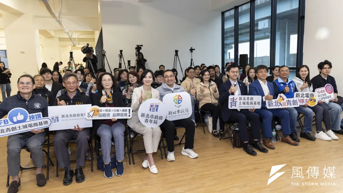 市長侯友宜、青年局長邱兆梅與出席貴賓合影。(圖/李梅瑛攝)