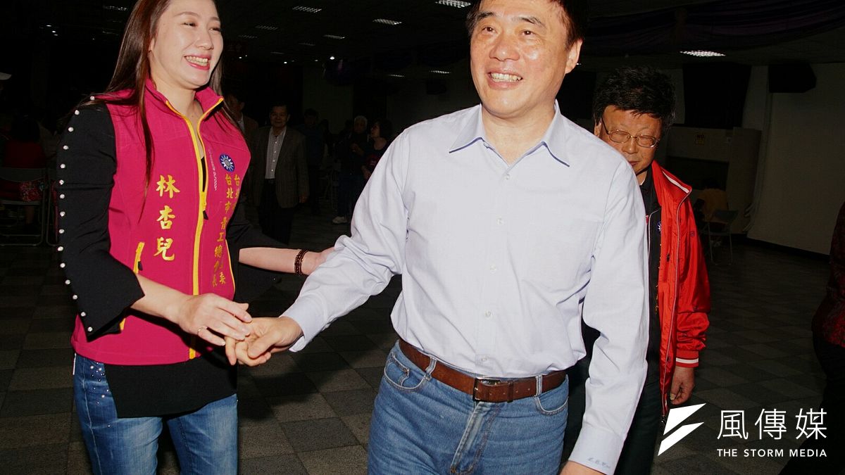 國民黨士林區黨部19日上午舉辦黨員慶生會,郝龍斌親自出席。(盧逸峰攝) 國民黨士林區黨部19日上午舉辦黨員慶生會,郝龍斌親自出席。(盧逸峰攝)