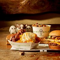 シェイクシャックは日本上陸10周年を記念し、ミシュラン二つ星レストラン「傳」の長谷川在佑シェフとの9年ぶりのコラボメニューを、11月15日と16日の2日間限定で販売する。(写真/Shake Shack PR事務局提供) シェイクシャックは日本上陸10周年を記念し、ミシュラン二つ星レストラン「傳」の長谷川在佑シェフとの9年ぶりのコラボメニューを、11月15日と16日の2日間限定で販売する。(写真/Shake Shack PR事務局提供)