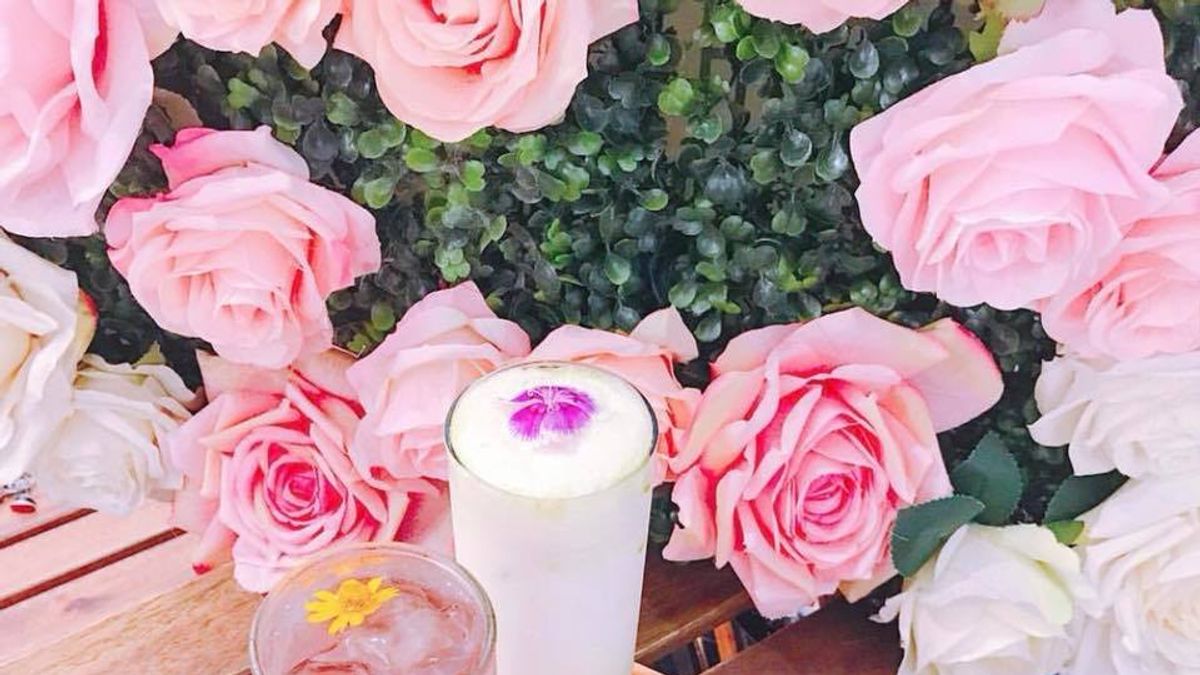 粉嫩繽紛的乾燥花配上美食餐點,讓妳心情極好無比。(圖/花惹花咖啡 HUA CAFE@facebook) 粉嫩繽紛的乾燥花配上美食餐點,讓妳心情極好無比。(圖/花惹花咖啡 HUA CAFE@facebook)