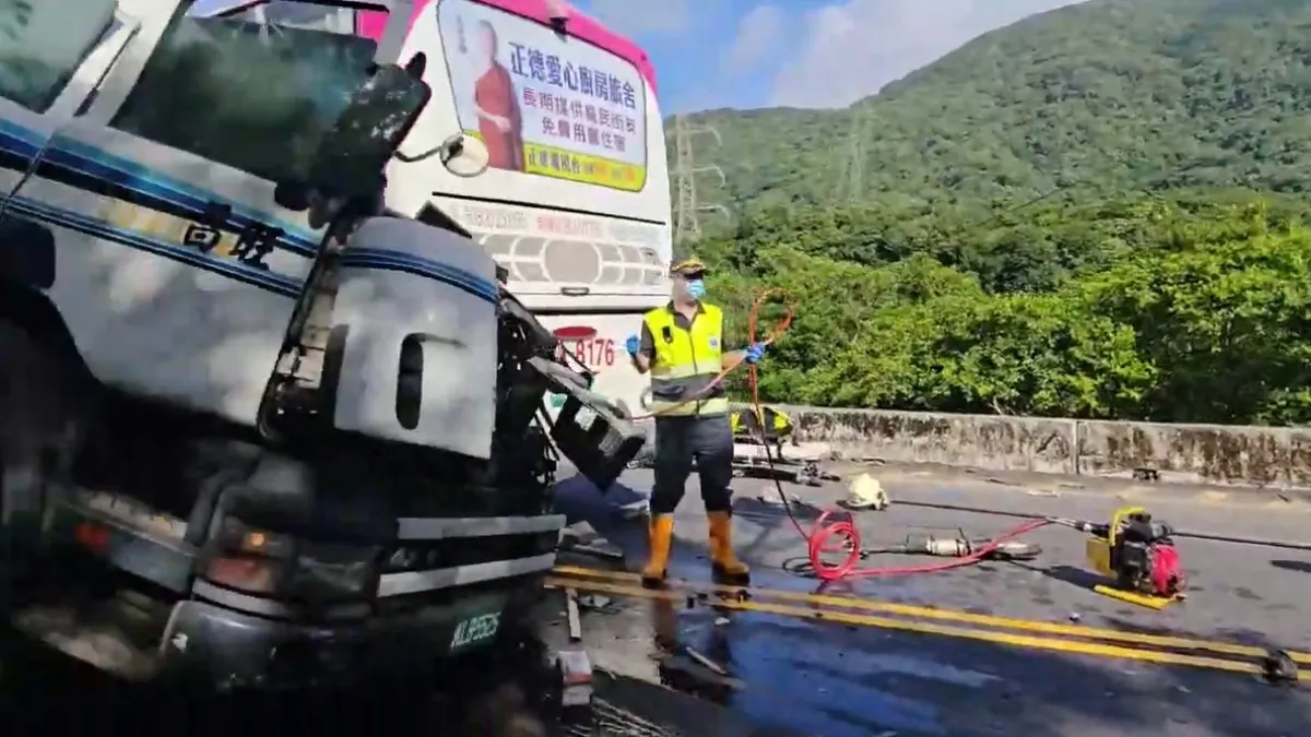 萬里車禍、砂石車疑過彎失控撞上國光客運造成1人死亡、14人受傷。(記者爆料網)