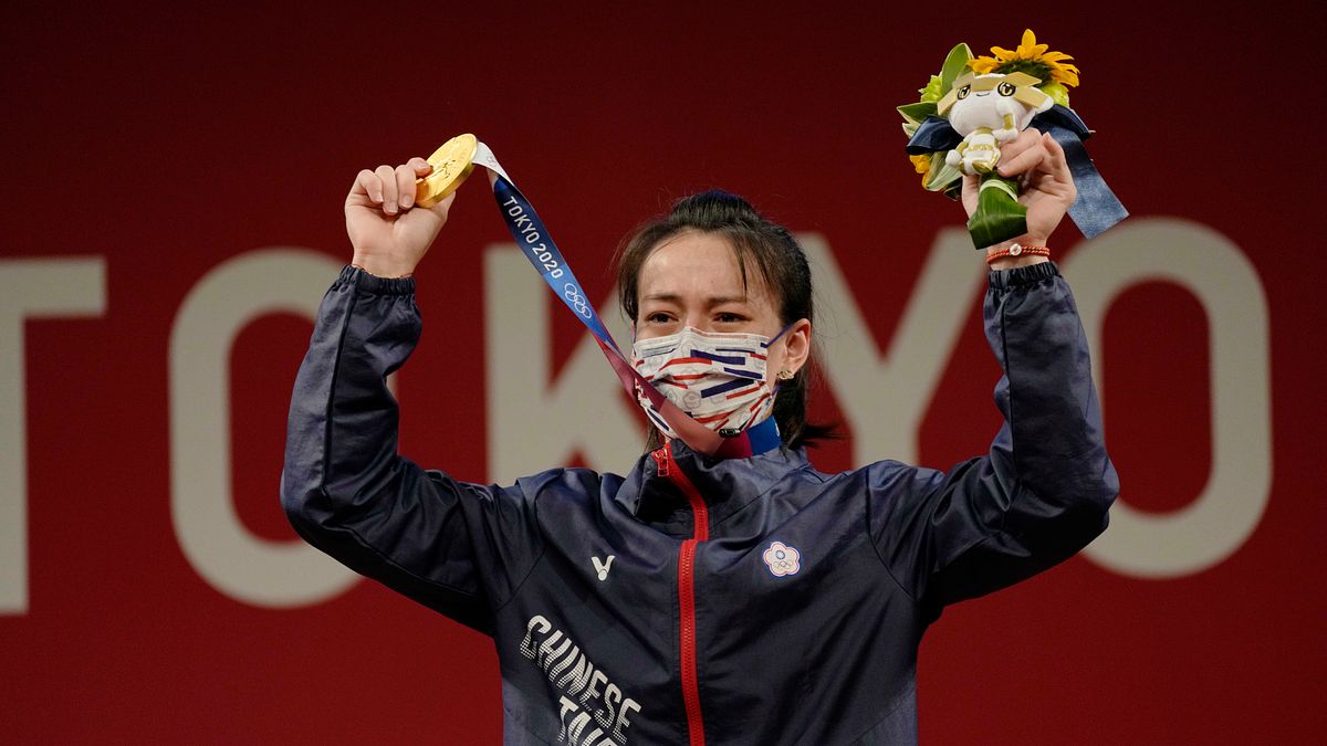 台灣代表隊舉重女子59公斤量級選手郭婞淳出賽東京奧運,勇奪金牌,知名作家點出運動選手在台灣生存的3個困難處。(示意圖/AP) 台灣代表隊舉重女子59公斤量級選手郭婞淳出賽東京奧運,勇奪金牌,知名作家點出運動選手在台灣生存的3個困難處。(示意圖/AP)